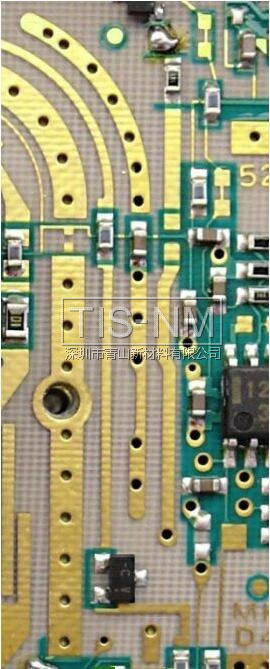 在共面波導(dǎo)的兩側(cè)推薦使用過(guò)孔圍欄