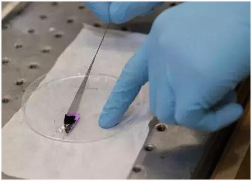 圖：碳纖維可以纏繞成堅(jiān)固的導(dǎo)電線。像蜘蛛絲一樣，它有彈性和強(qiáng)壯。